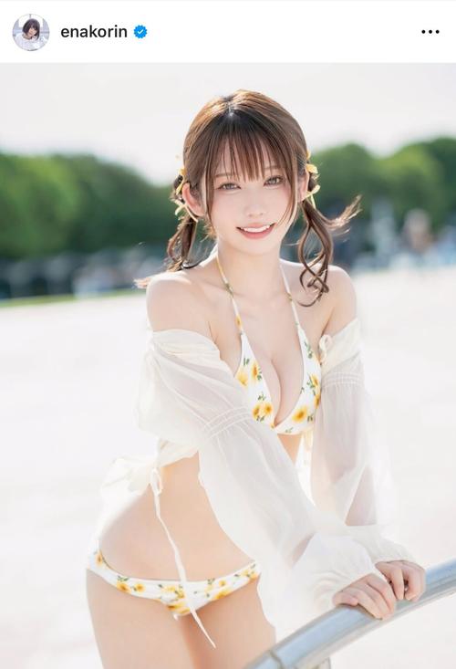 えなこ、透明感あふれる小面積ひまわり柄ビキニ姿に「二次元から