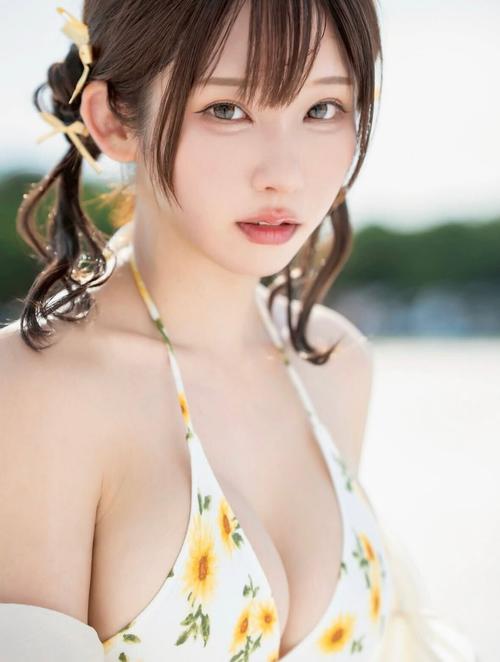 えなこ、透明感あふれる小面積ひまわり柄ビキニ姿に「二次元から