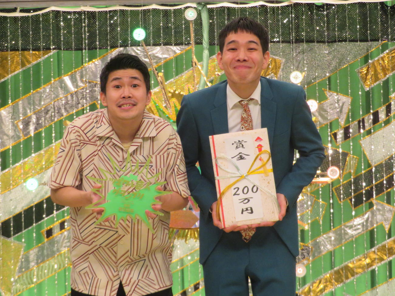 お笑いコンテスト「ツギクル芸人グランプリ2025」で優勝を勝ち取った豆鉄砲の東健太郎（左）とホセ（撮影・川田和博）