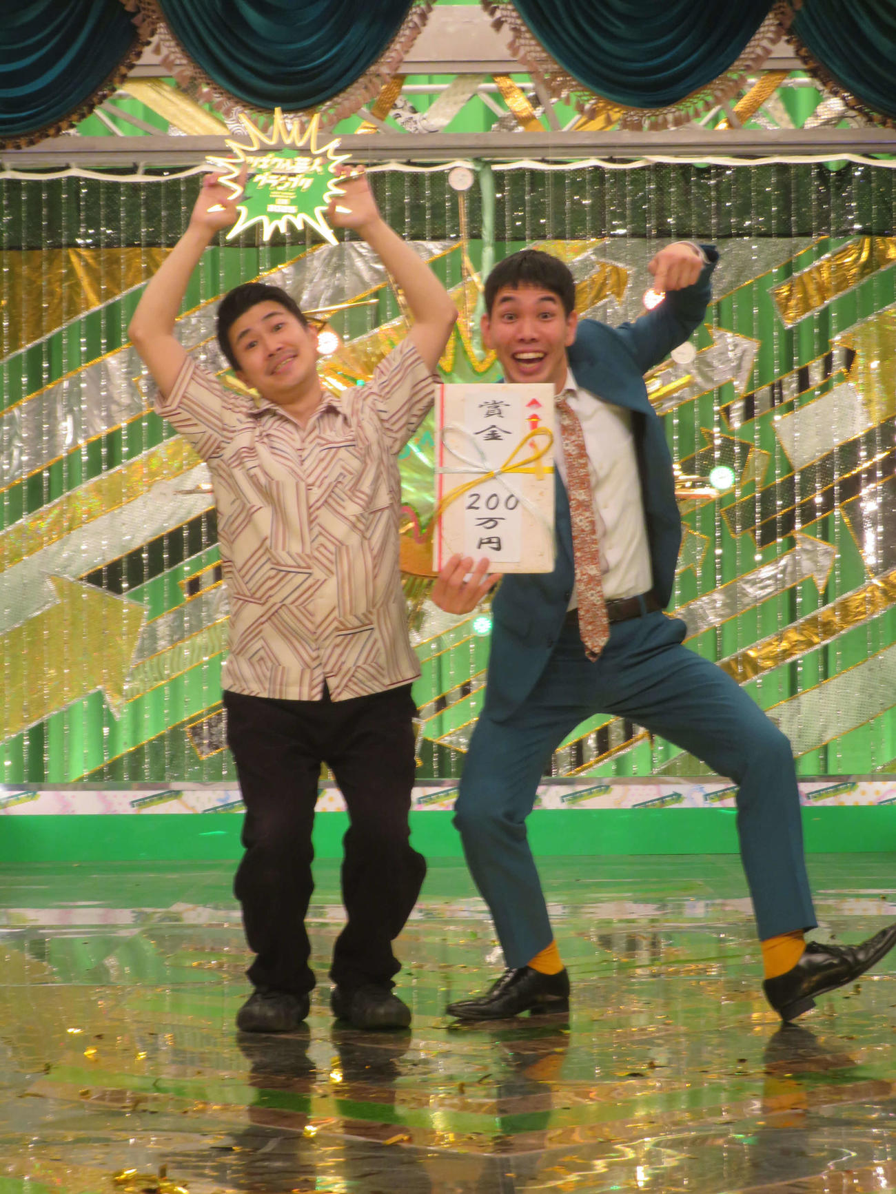 お笑いコンテスト「ツギクル芸人グランプリ2025」優勝の喜びを爆発させる豆鉄砲の東健太郎（左）とホセ（撮影・川田和博）