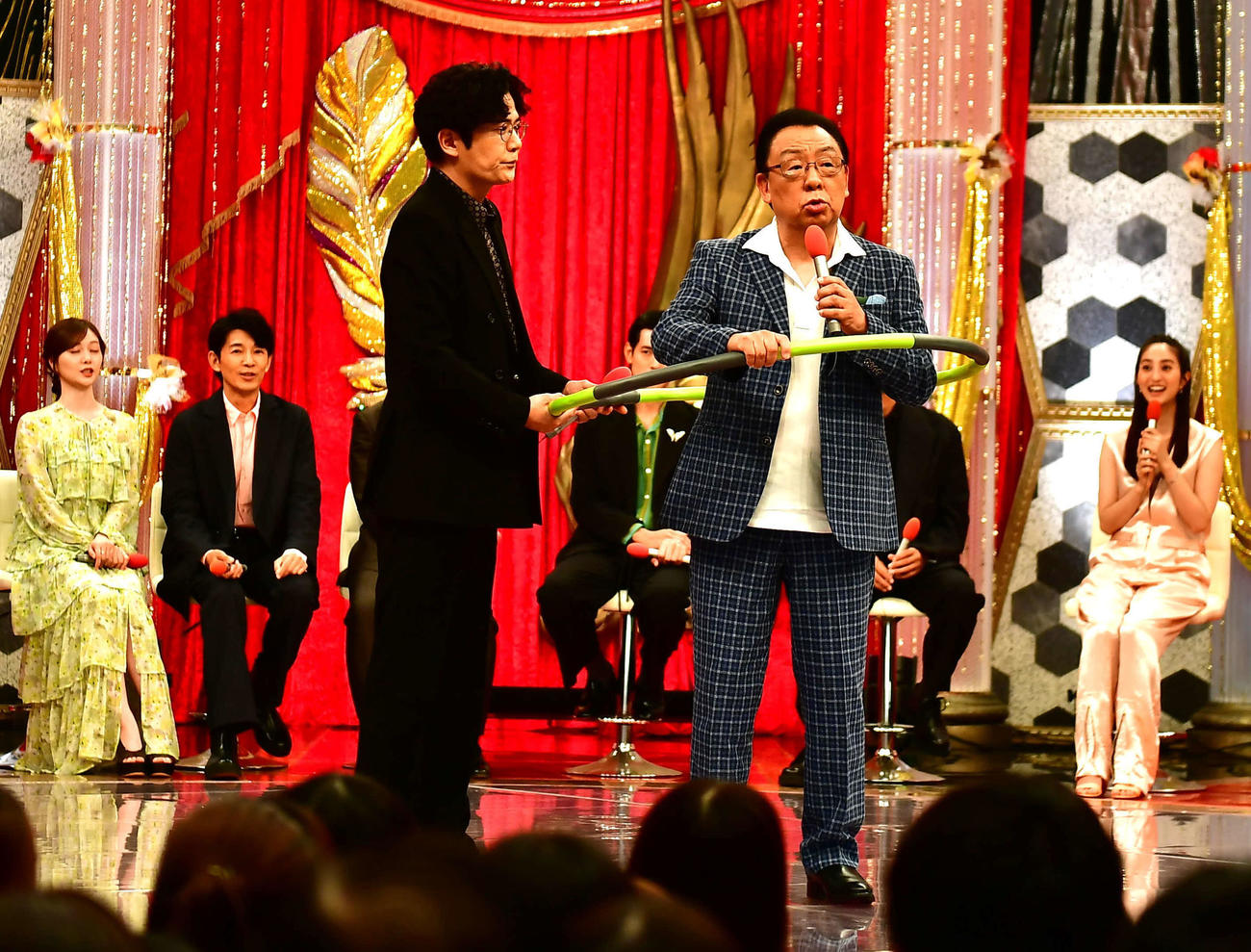 「フジテレビドラマライブ2025・夏」でフラフープを披露した稲垣吾郎（左）と梅沢富美男（撮影・松尾幸之介）