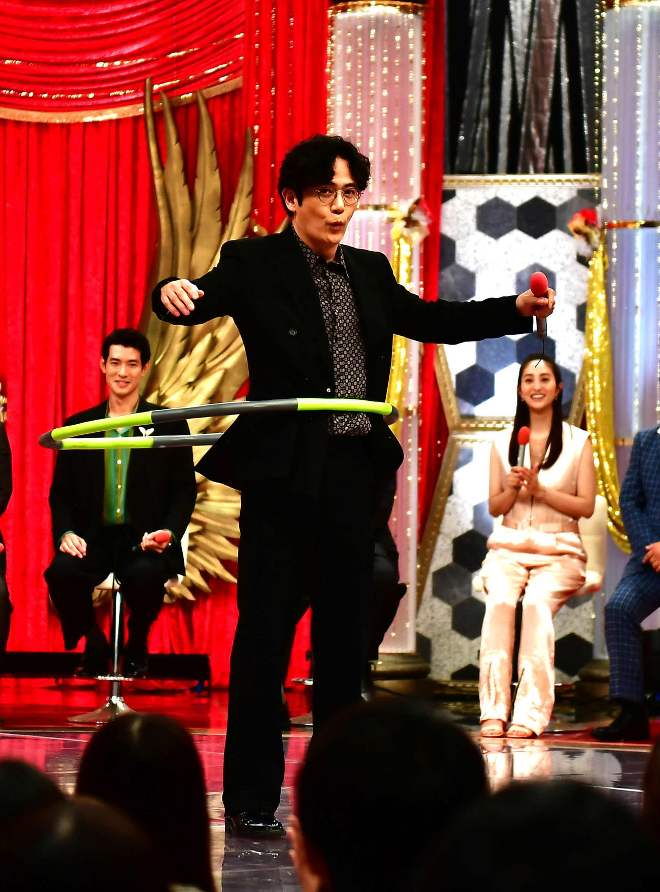「フジテレビドラマライブ2025・夏」で特技のフラフープを披露した稲垣吾郎（撮影・松尾幸之介）