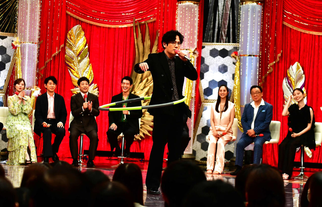 「フジテレビドラマライブ2025・夏」で特技のフラフープを披露した稲垣吾郎（撮影・松尾幸之介）