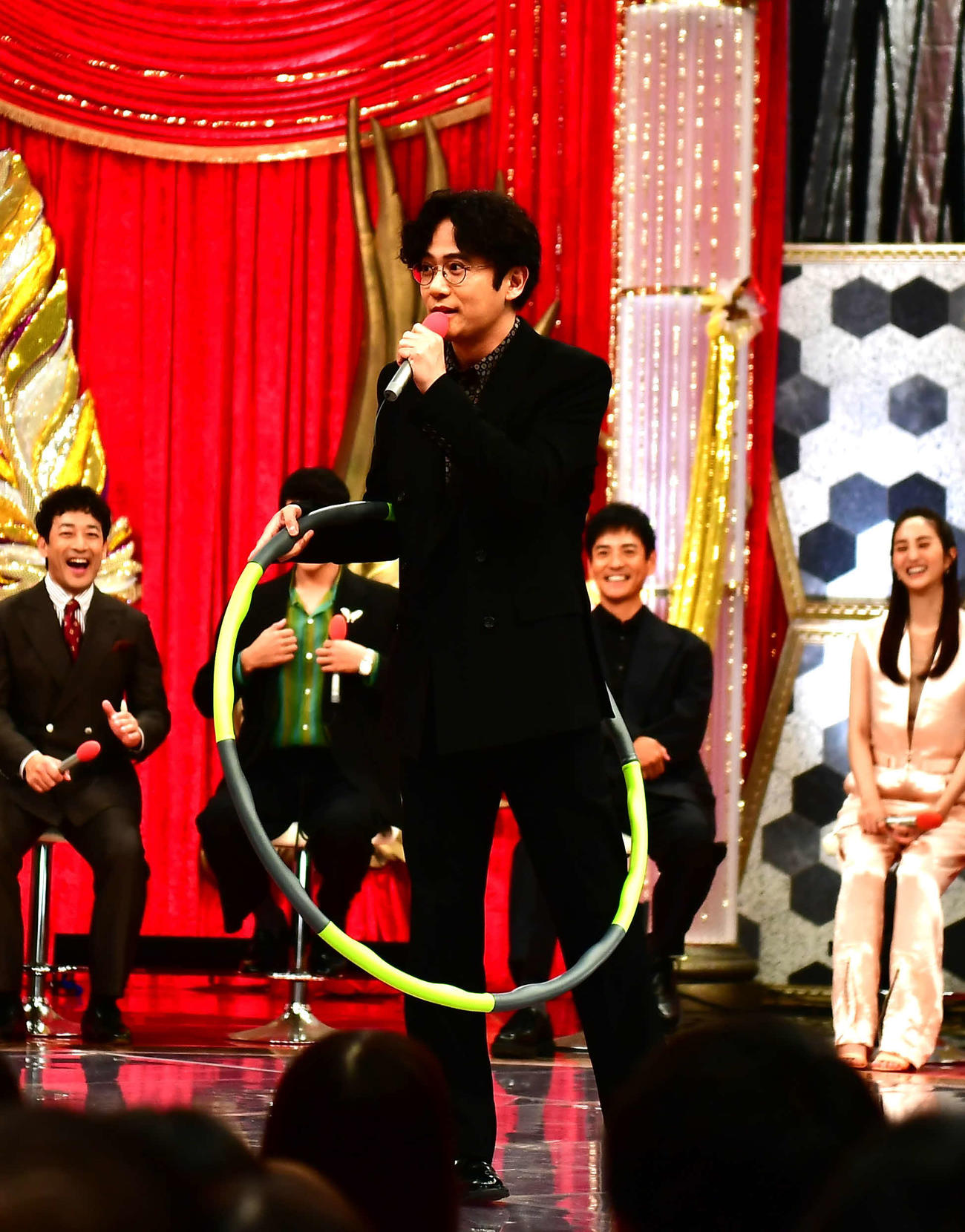「フジテレビドラマライブ2025・夏」で特技のフラフープを披露した稲垣吾郎（撮影・松尾幸之介）