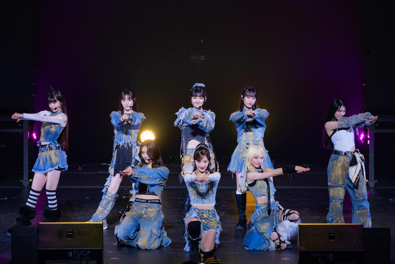 「Girls2 LIVE TOUR 2025－ガルガルエイト－6th Anniversary Party」でパフォーマンスするGirls2。後列左から原田都愛、増田來亜、菱田未渚美、小田柚葉、山口綺羅。前列左から隅谷百花、小川桜花、鶴屋美咲(C)高田梓、河村美貴、ヨシモリユウナ