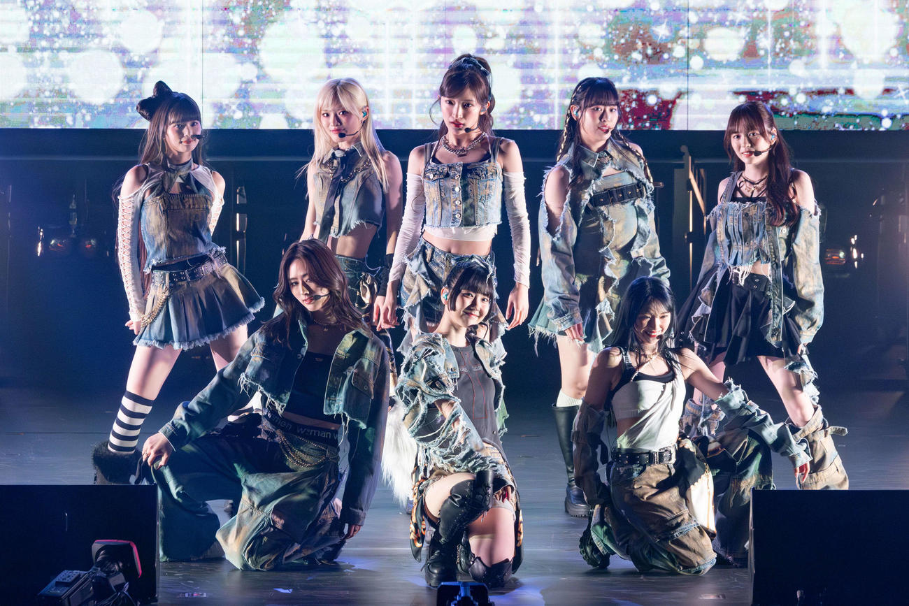 「Girls2 LIVE TOUR 2025－ガルガルエイト－6th Anniversary Party」でパフォーマンスするGirls2。後列左から原田都愛、鶴屋美咲、小川桜花、小田柚葉、増田來亜。前列左から隅谷百花、菱田未渚美、山口綺羅(C)高田梓、河村美貴、ヨシモリユウナ