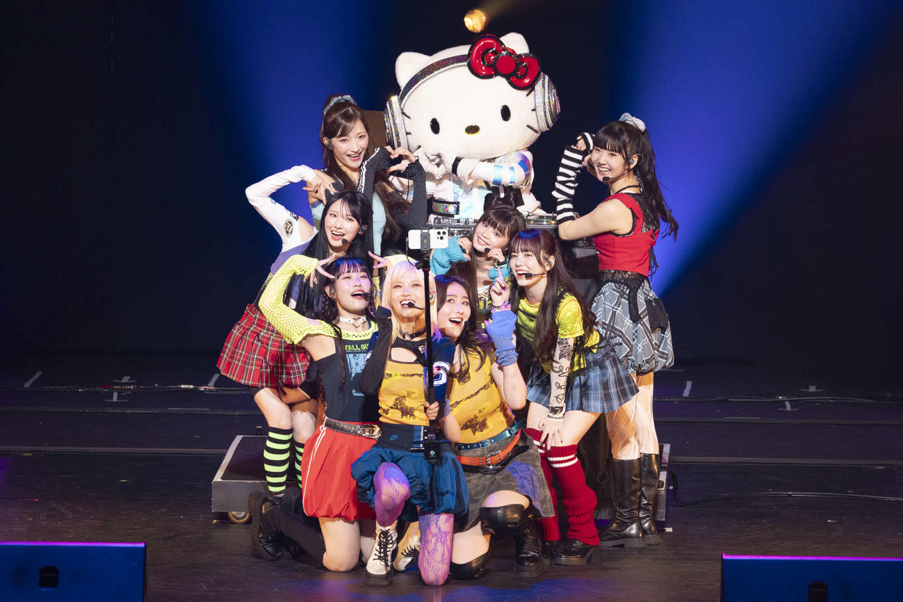 「Girls2 LIVE TOUR 2025－ガルガルエイト－6th Anniversary Party」でパフォーマンスするGirls2とDJ Hello Kitty(C)高田梓、河村美貴、ヨシモリユウナ