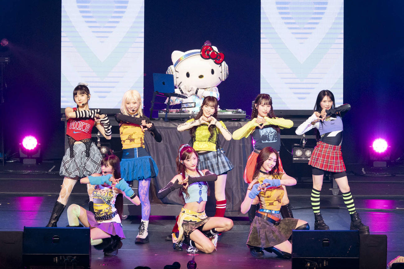 「Girls2 LIVE TOUR 2025－ガルガルエイト－6th Anniversary Party」でパフォーマンスするGirls2とDJ Hello Kitty（後ろ）。後列左から菱田未渚美、鶴屋美咲、増田來亜、小田柚葉、山口綺羅。前列左から原田都愛、小川桜花、隅谷百花(C)高田梓、河村美貴、ヨシモリユウナ