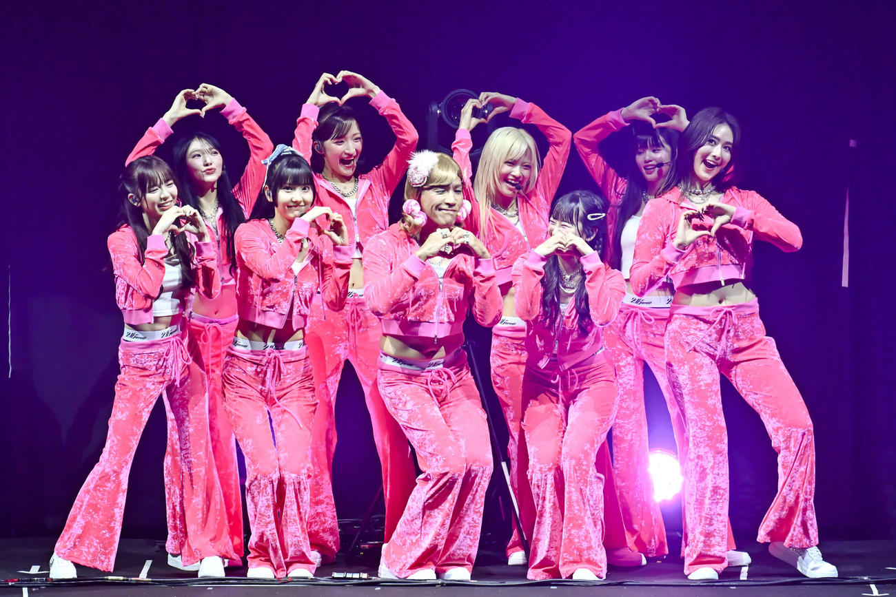 「Girls2 LIVE TOUR 2025－ガルガルエイト－6th Anniversary Party」でパフォーマンスするGirls2とGorie。左から増田來亜、山口綺羅、菱田未渚美、小川桜花、Gorie、鶴屋美咲、小田柚葉、原田都愛、隅谷百花(C)高田梓、河村美貴、ヨシモリユウナ