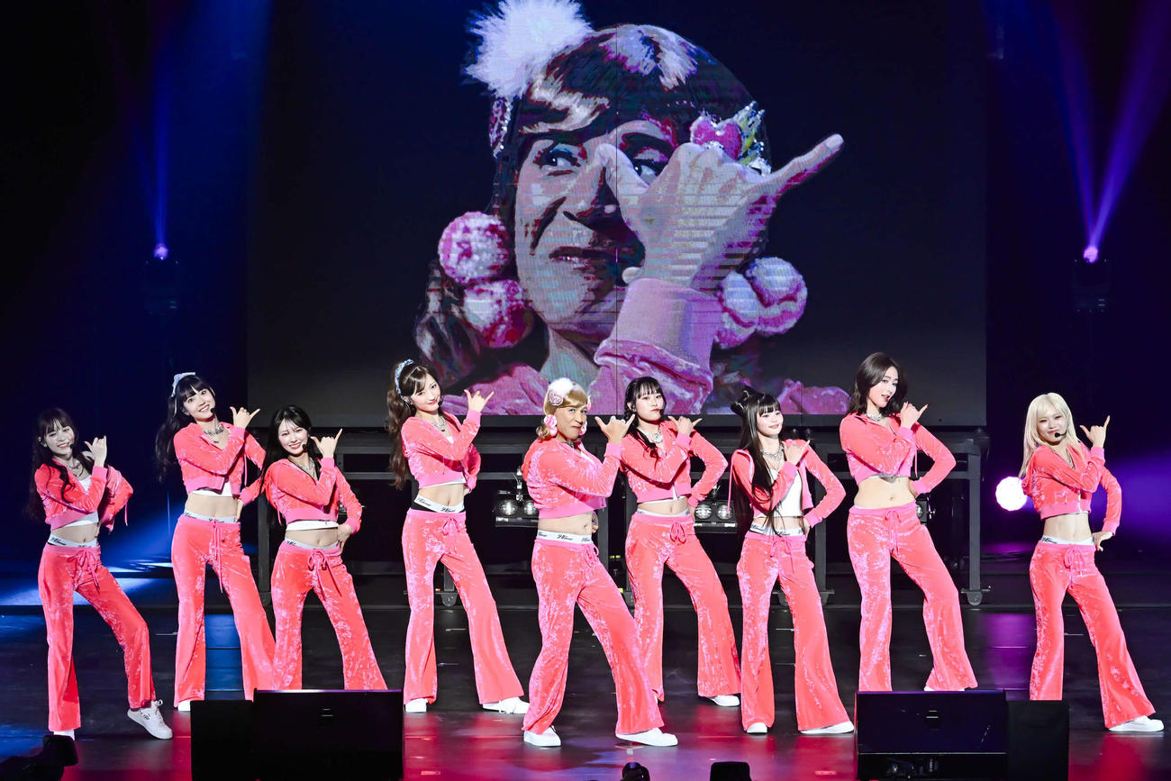 「Girls2 LIVE TOUR 2025－ガルガルエイト－6th Anniversary Party」でパフォーマンスするGirls2とGorie。増田來亜、菱田未渚美、山口綺羅、小川桜花、Gorie、小田柚葉、原田都愛、隅谷百花、鶴屋美咲(C)高田梓、河村美貴、ヨシモリユウナ