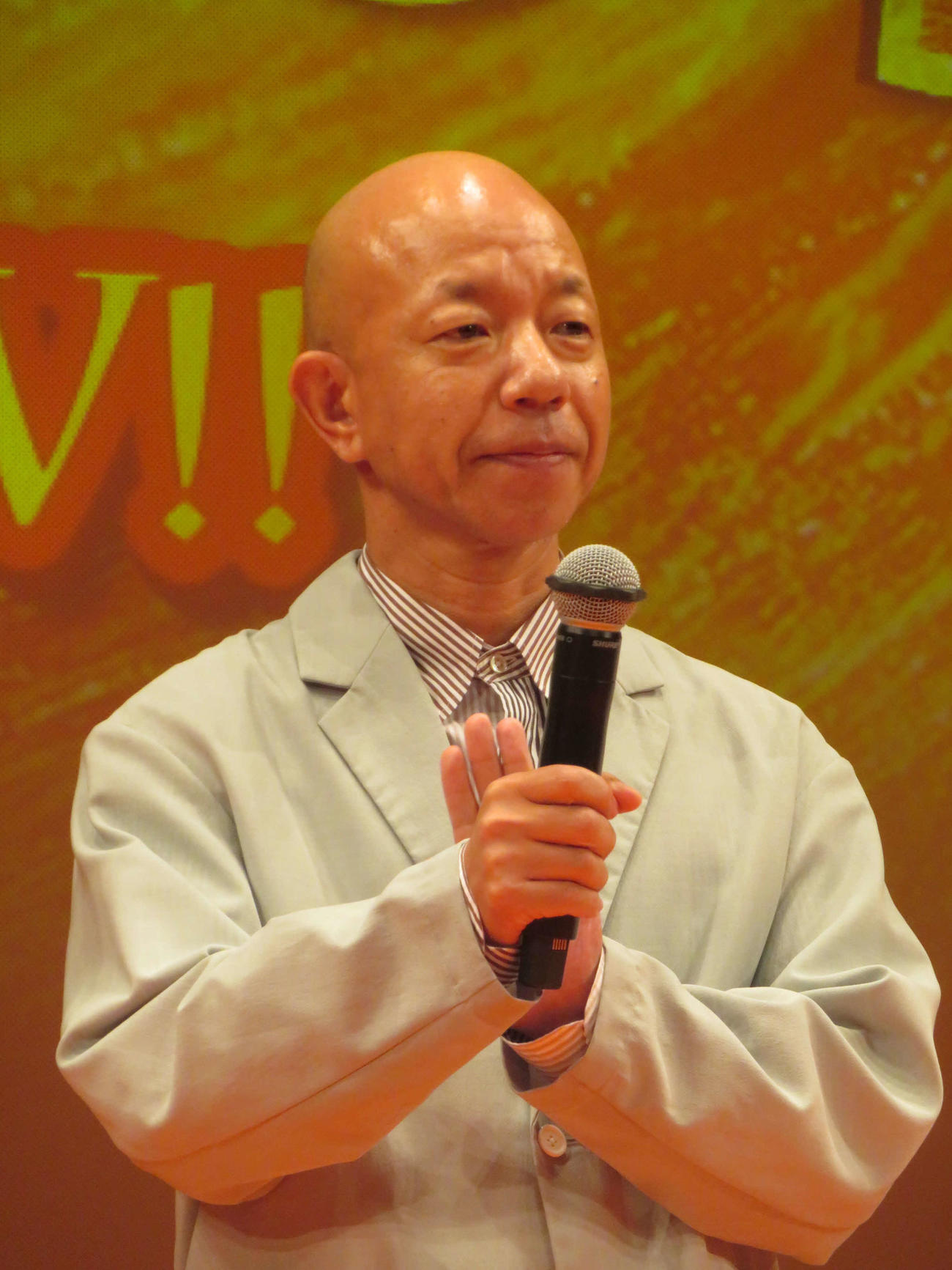 「映画クレヨンしんちゃん　超華麗！灼熱のカスカベダンサーズ」完成披露舞台あいさつに出席した小峠英二（撮影・川田和博）