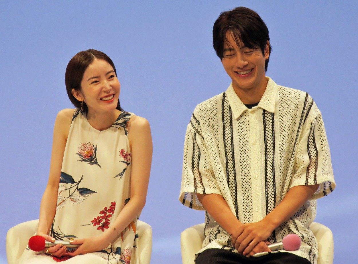 テレビ東京系連続ドラマ「私があなたといる理由」記者会見で。左から、ダブル主演の蓮佛美沙子、溝端淳平