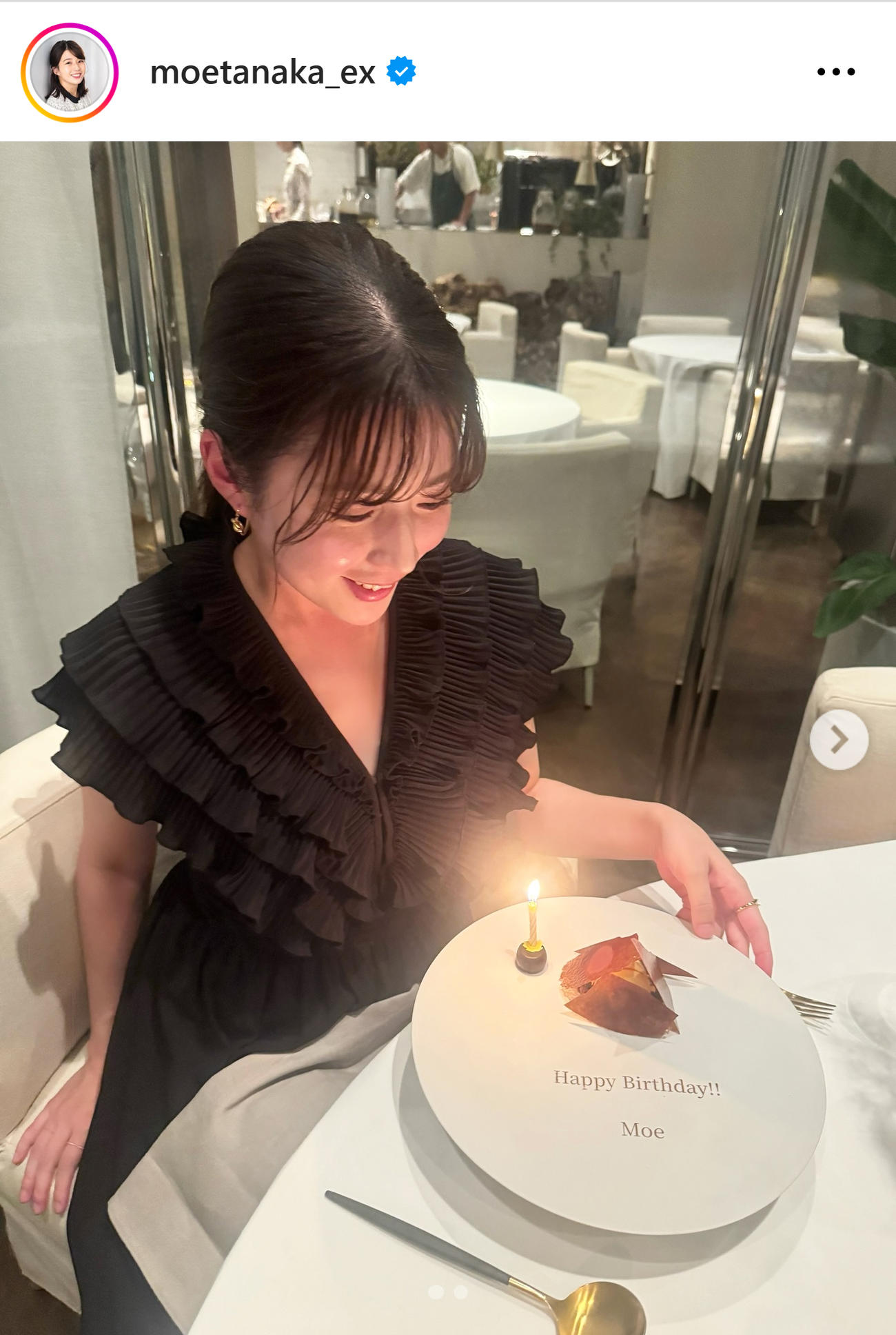 胸元Vカット黒ワンピ姿（テレ朝田中萌アナのインスタグラムから）