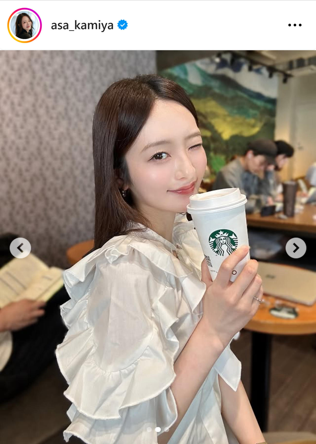 ドリンクを手にウインク（神谷明采のインスタグラムから）