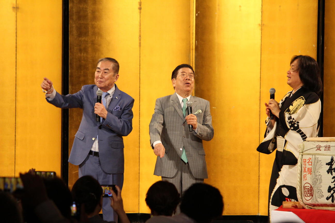河内家菊水丸（右）の出陣式に駆けつけた桂文枝（左）と西川きよし（中）