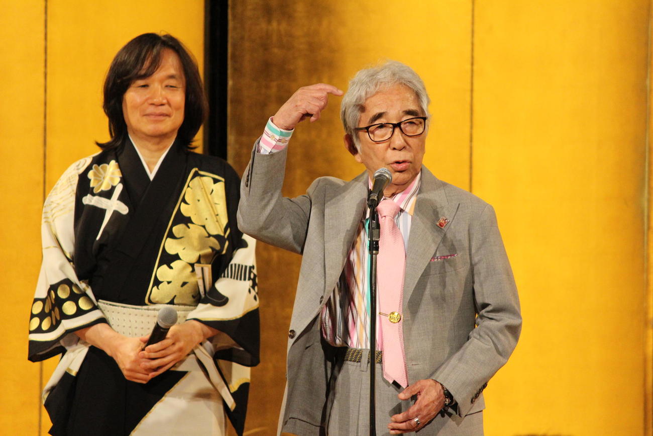河内家菊水丸（左）の出陣式に駆けつけた大村崑（右）
