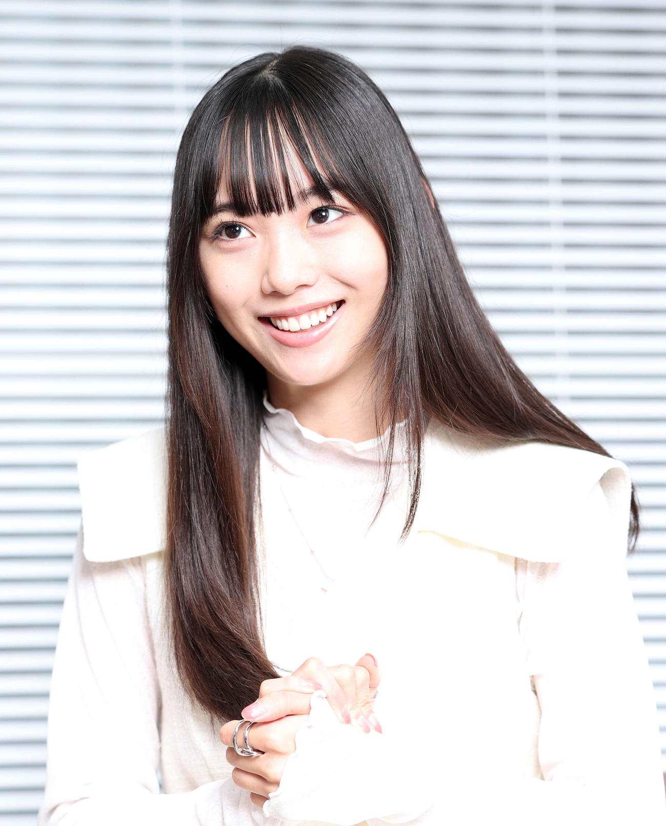 記者の質問に答える松本麗世（撮影・鈴木正人）