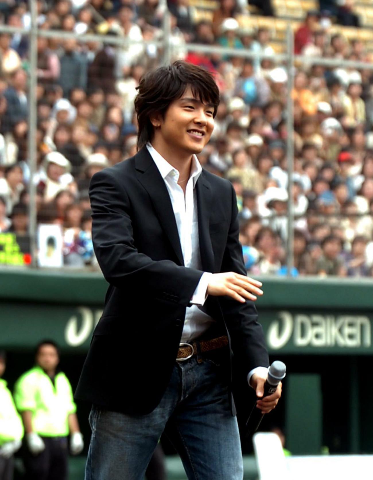広島市民球場でファンミーティングを開いたパク・ヨンハさん（2005年4月撮影）