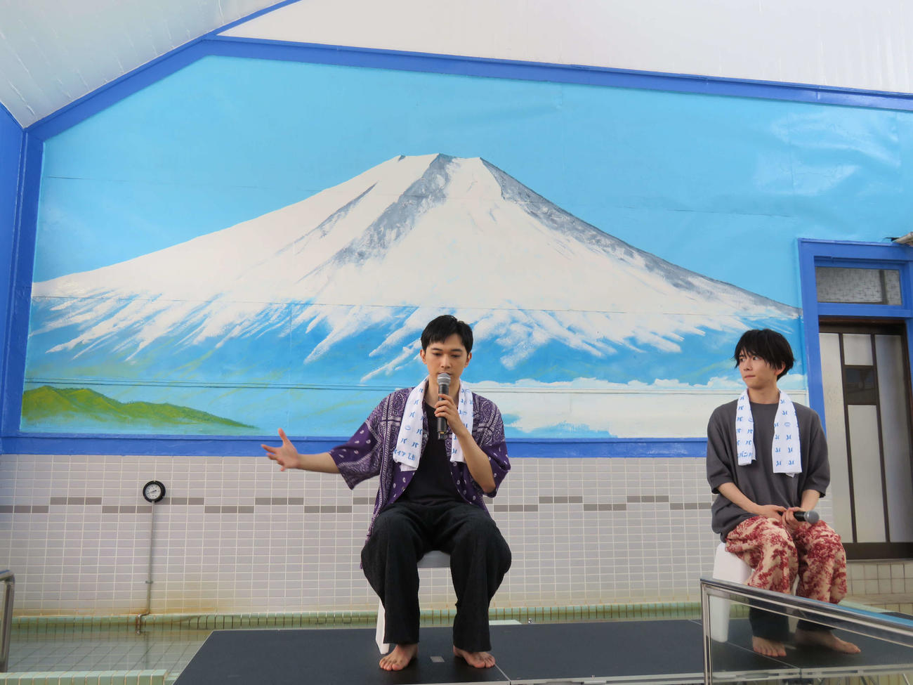 映画「ババンババンバンバンパイア」銭湯トークイベントで銭湯に登場した吉沢亮（左）と板垣李光人（撮影・村上幸将）