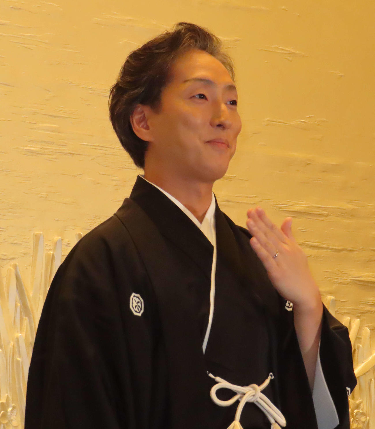 挙式を終え、結婚指輪を見せる中村七之助