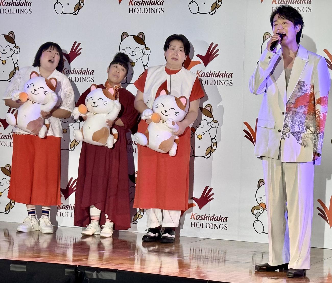 尾崎裕哉（右端）の歌声に聞きほれる、左から森三中の黒沢かずこ、村上知子、大島美幸