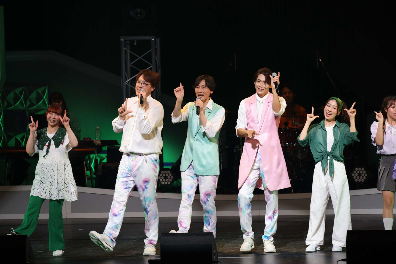 15周年記念コンサートを開催した純烈。中央左から酒井一圭、後上翔太、白川裕二郎