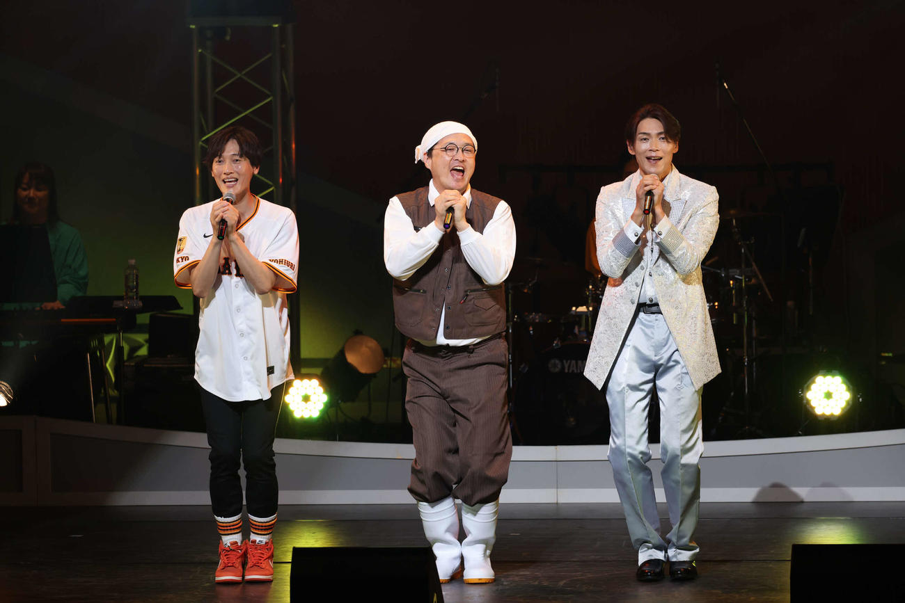 15周年記念コンサートを開催した純烈。左から後上翔太、酒井一圭、白川裕二郎