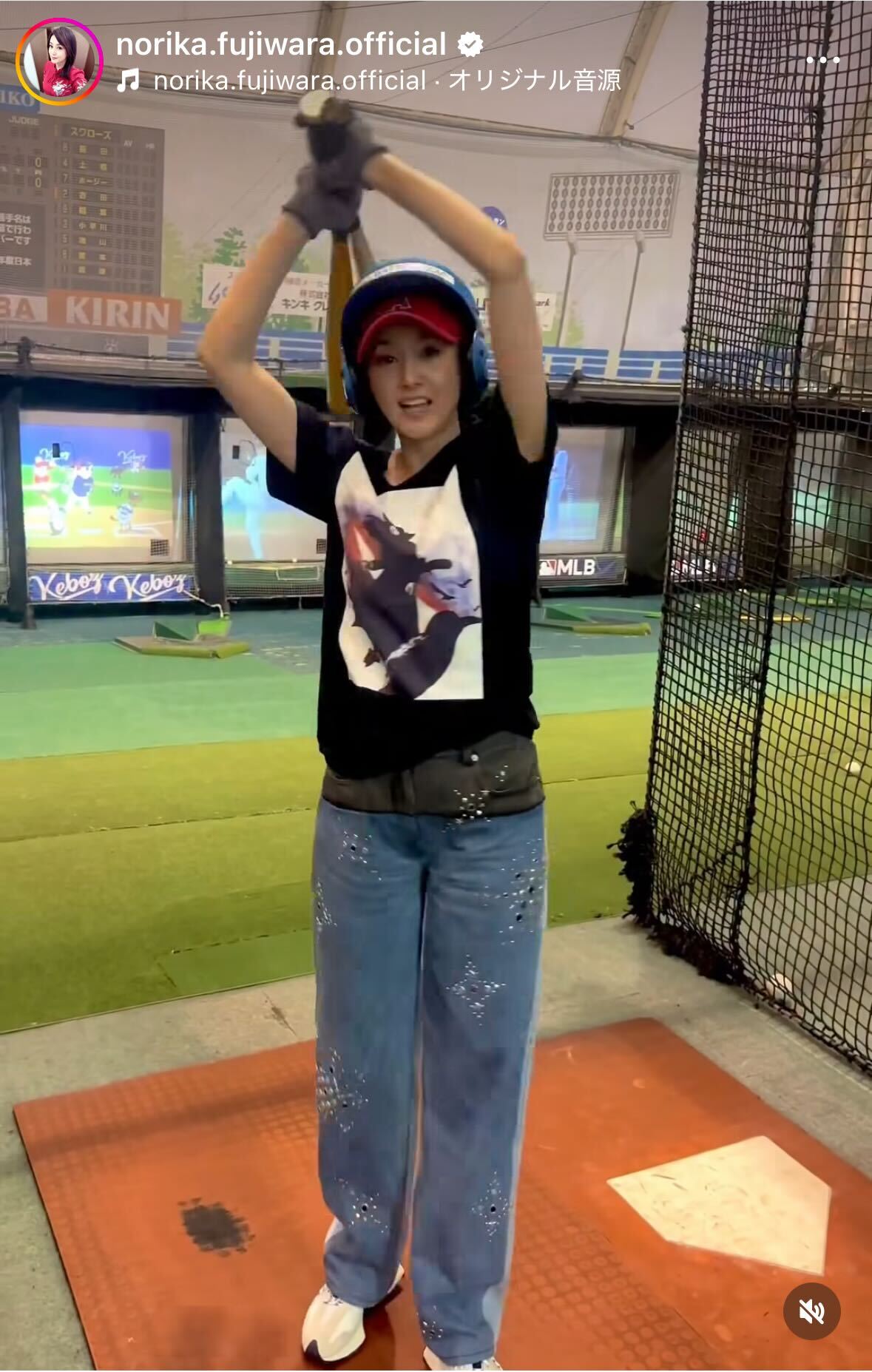 バット2本で豪快に素振りする藤原紀香（インスタグラムから）