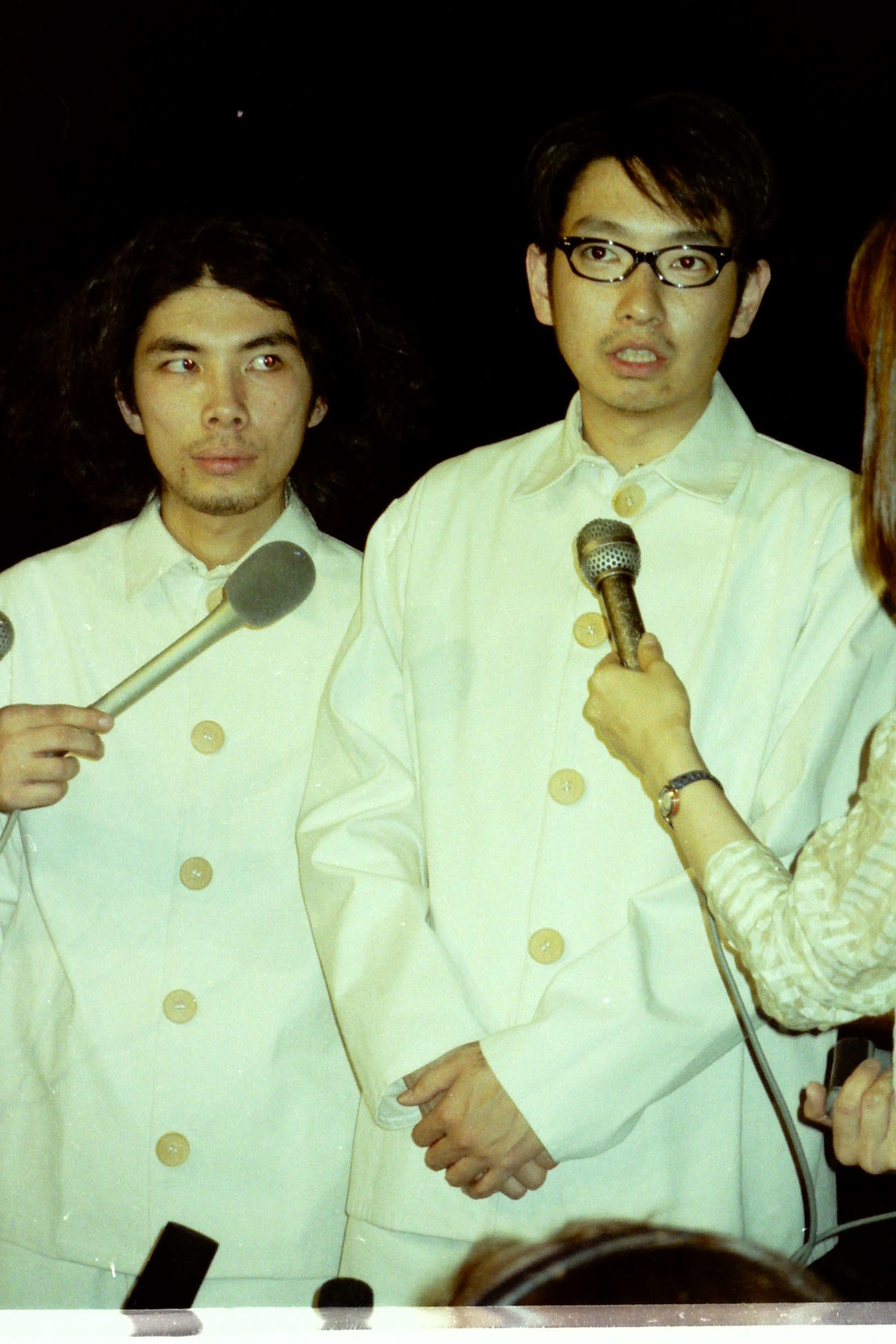 会見するお笑いコンビ「ラーメンズ」の片桐仁(左)と小林賢太郎（2000年5月撮影）