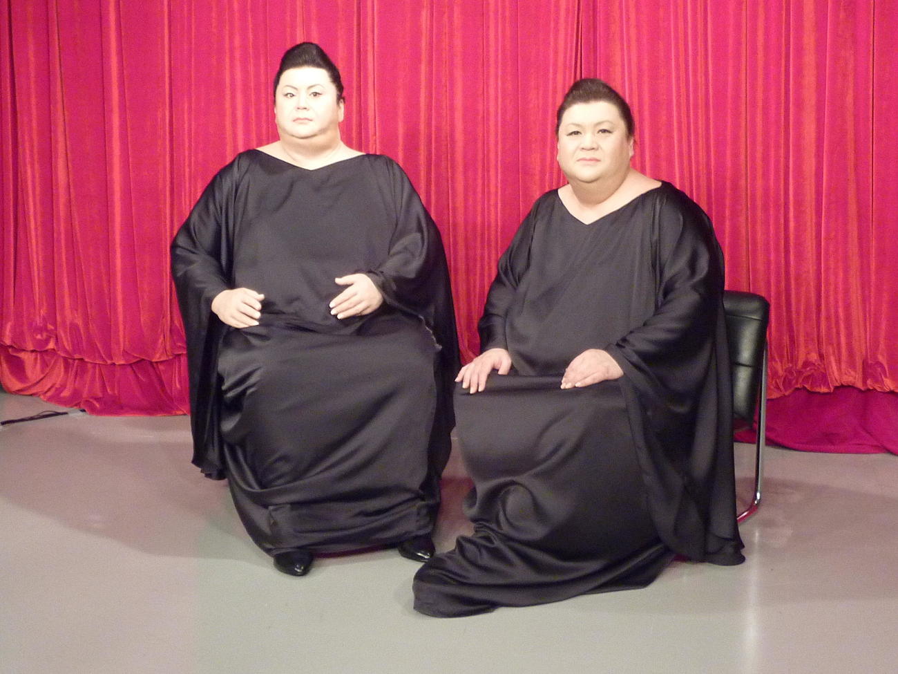 マツコロイド（左）とマツコ・デラックス（2014年12月撮影）