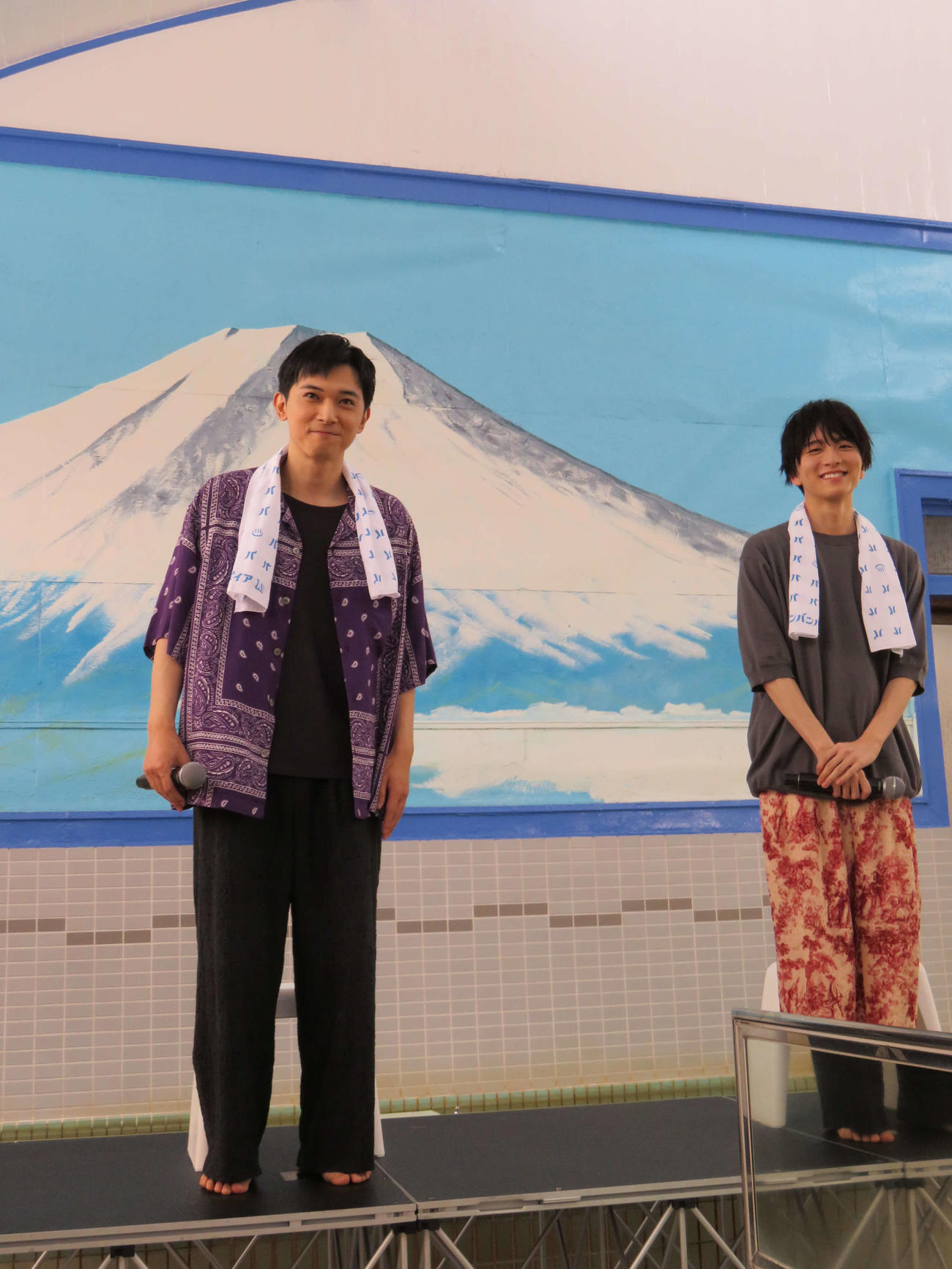 映画「ババンババンバンバンパイア」銭湯トークイベントで銭湯に登場した吉沢亮（左）と板垣李光人（撮影・村上幸将）