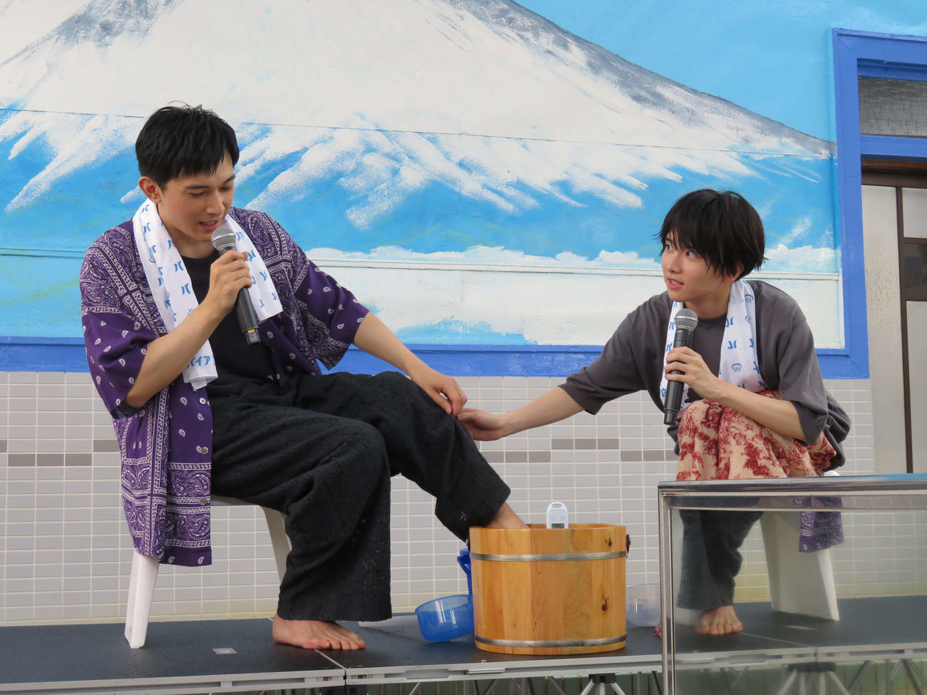 映画「ババンババンバンバンパイア」銭湯トークイベントで、足で湯の温度をチェックする吉沢亮（左）と板垣李光人（撮影・村上幸将）