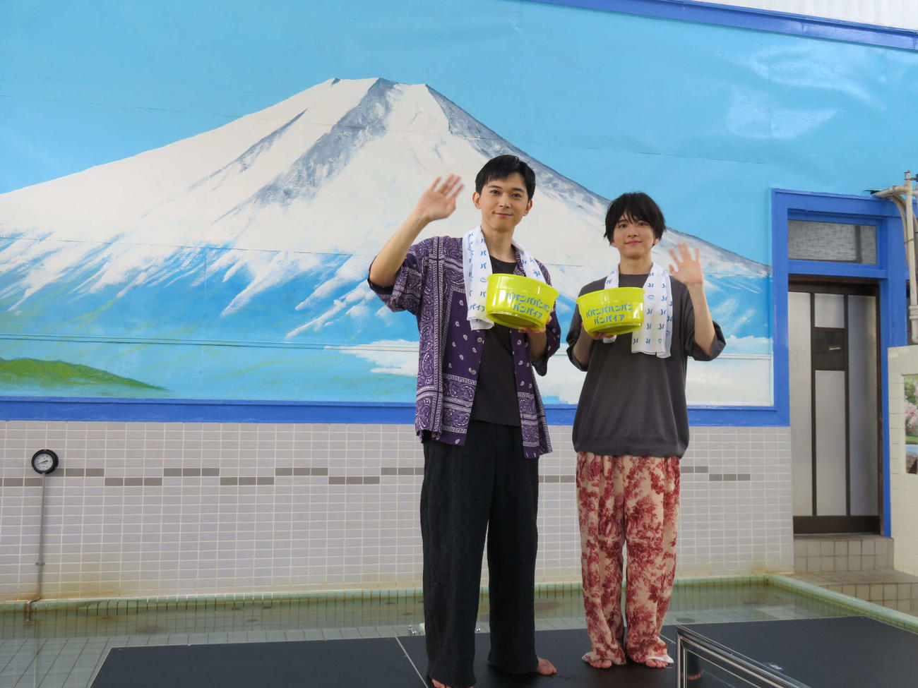 映画「ババンババンバンバンパイア」銭湯トークイベントで銭湯に登場した吉沢亮（左）と板垣李光人（撮影・村上幸将）