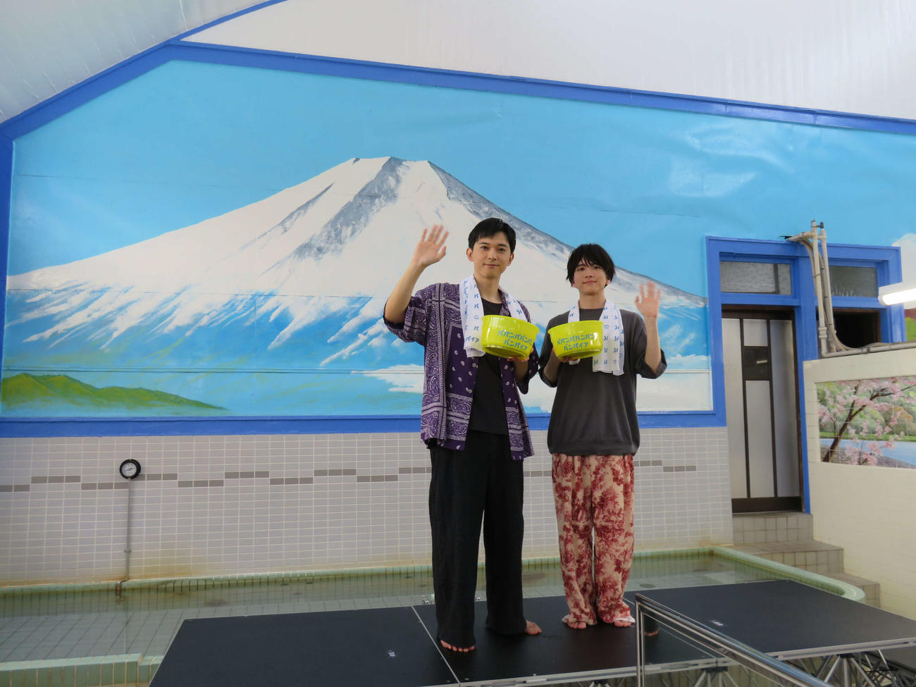 映画「ババンババンバンバンパイア」銭湯トークイベントで銭湯に登場した吉沢亮（左）と板垣李光人（撮影・村上幸将）