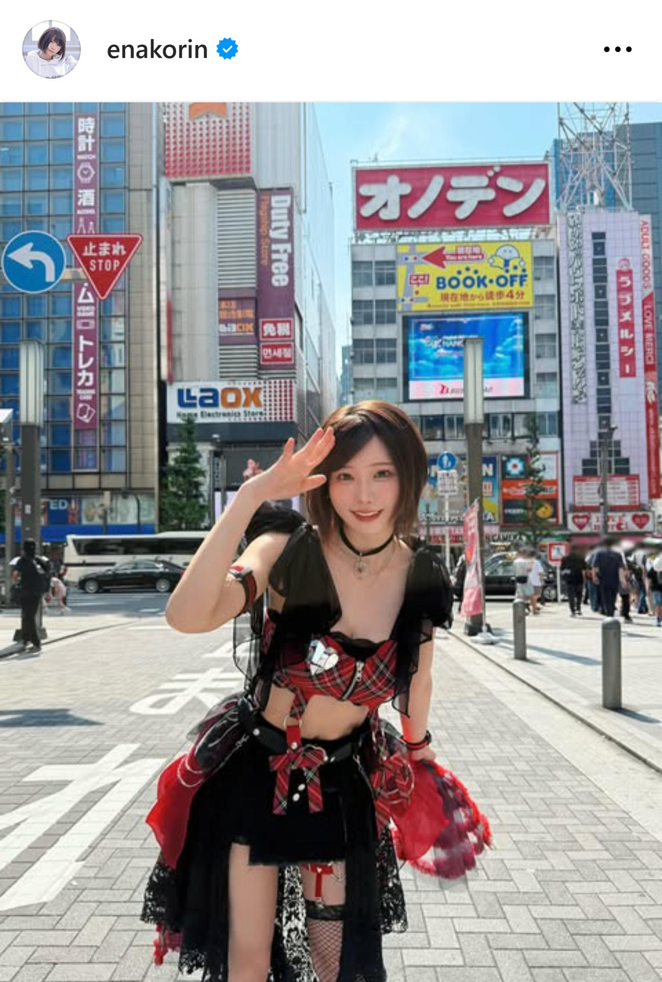チューブトップに黒ミニスカ姿で“敬礼”（えなこのインスタグラムから）