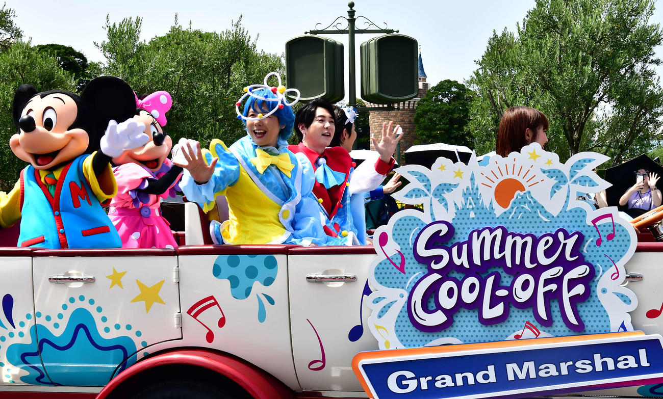 東京ディズニーランド＆シーの夏の特別イベント「サマー・クールオフ　at Tokyo Disney Resort」のメディアプレビューで、サプライズでミッキーマウスらとスペシャルグリーティングを行ったMrs．GREEN APPLE（撮影・松尾幸之介）