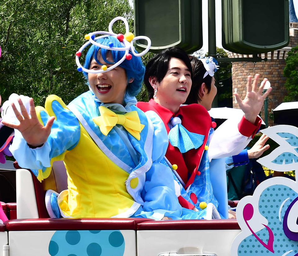 東京ディズニーランド＆シーの夏の特別イベント「サマー・クールオフ　at Tokyo Disney Resort」のメディアプレビューで、サプライズでミッキーマウスらとスペシャルグリーティングを行ったMrs．GREEN APPLE（撮影・松尾幸之介）