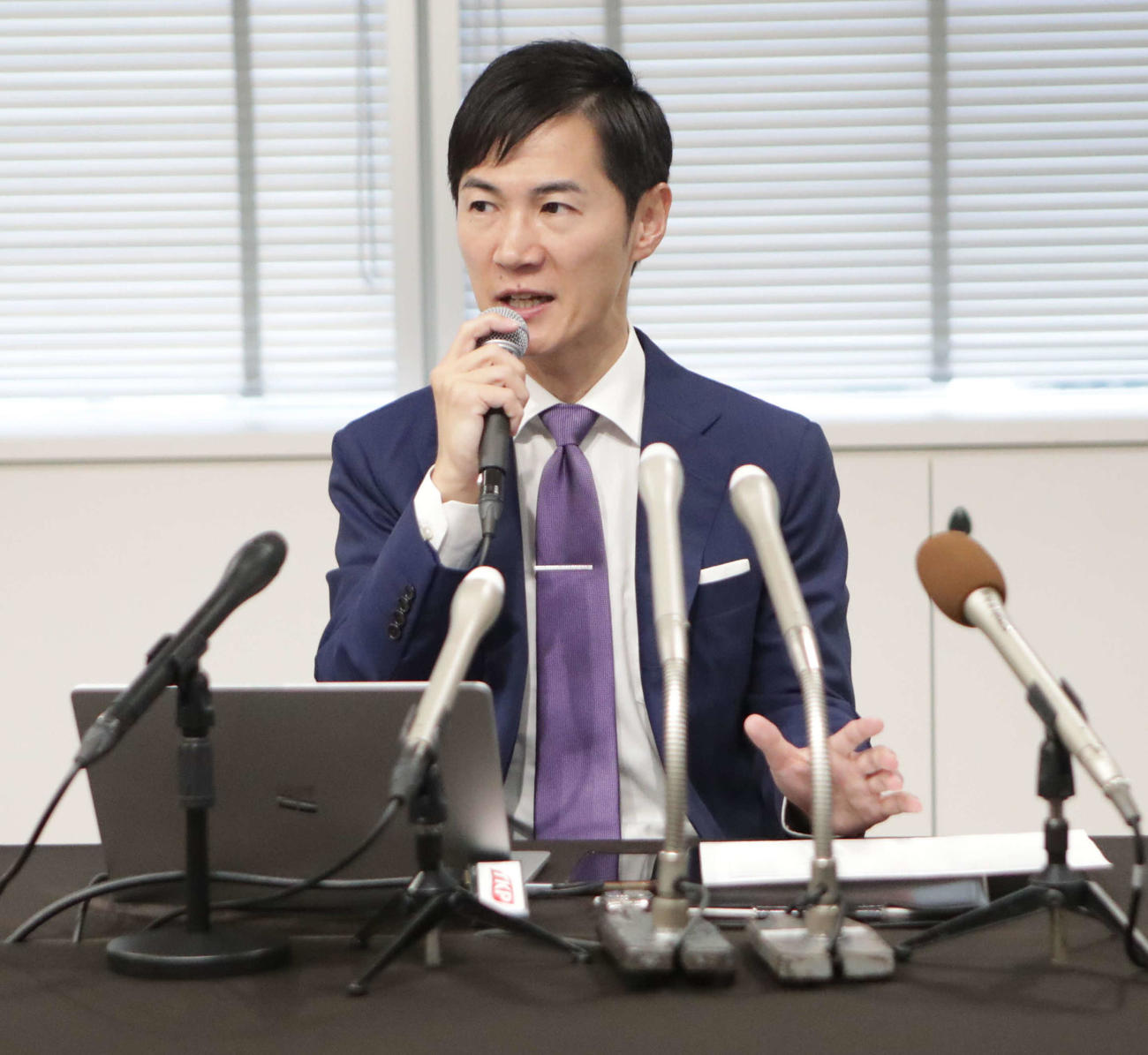 会見に出席する石丸伸二氏