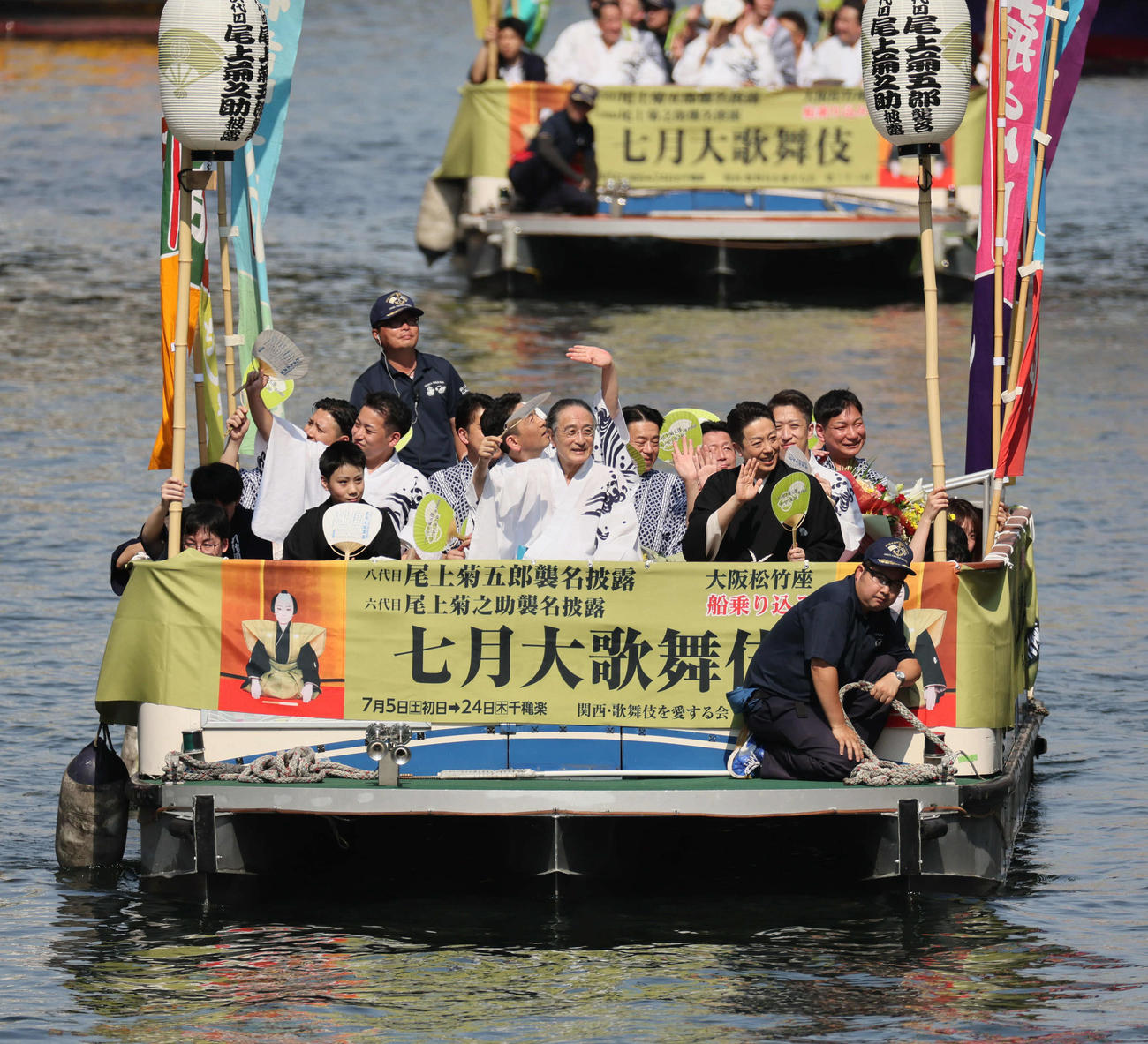 七月大歌舞伎を前に行われた船乗り込みで、船上から観衆に手を振る、前列左から六代目尾上菊之助、片岡仁左衛門、八代目尾上菊五郎ら（撮影・宮崎幸一)