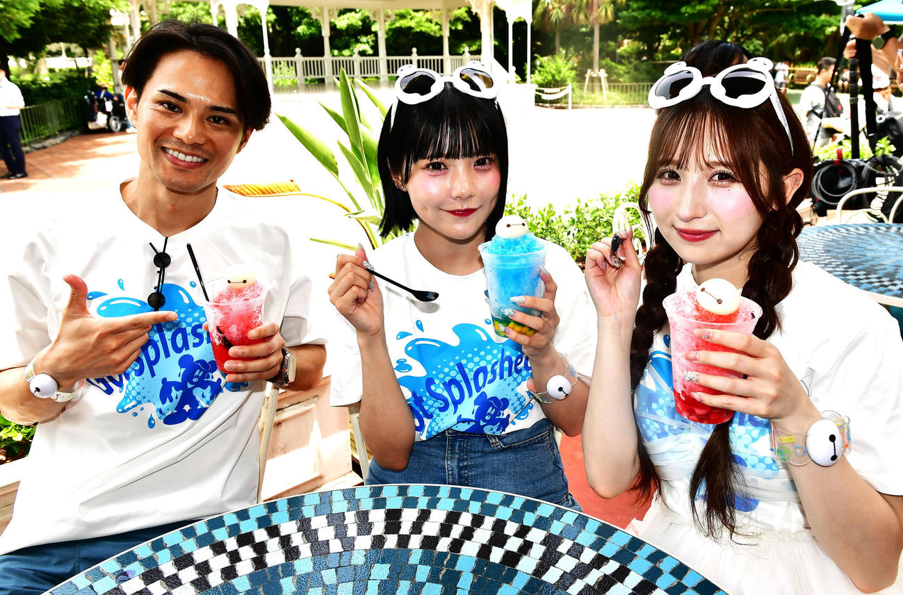 プレスプレビューで特別メニューを試食した左から近藤雄介、CANDY TUNEの福山梨乃、小川奈々子
