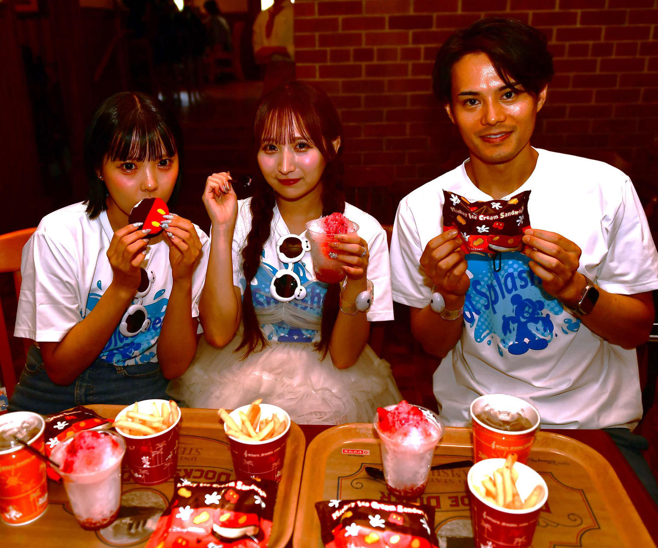 プレスプレビューで特別メニューを試食したCANDY TUNEの福山梨乃、小川奈々子、近藤雄介