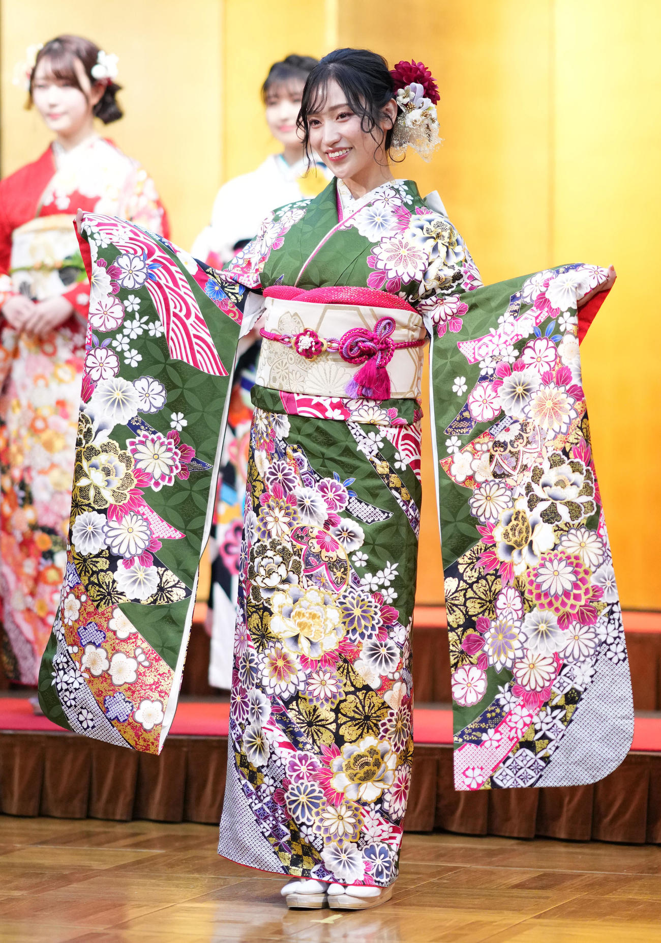 晴れ着を披露するMerci Merciの内田ゆめ（撮影・横山健太）