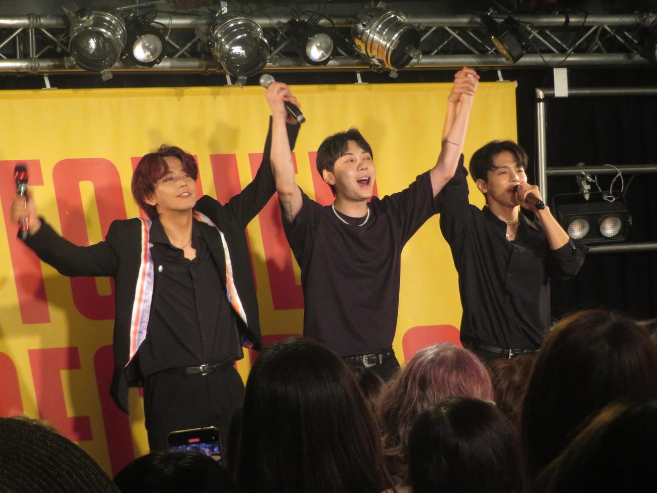 ミニライブでファンにアピールするMYNAME（撮影・川田和博）