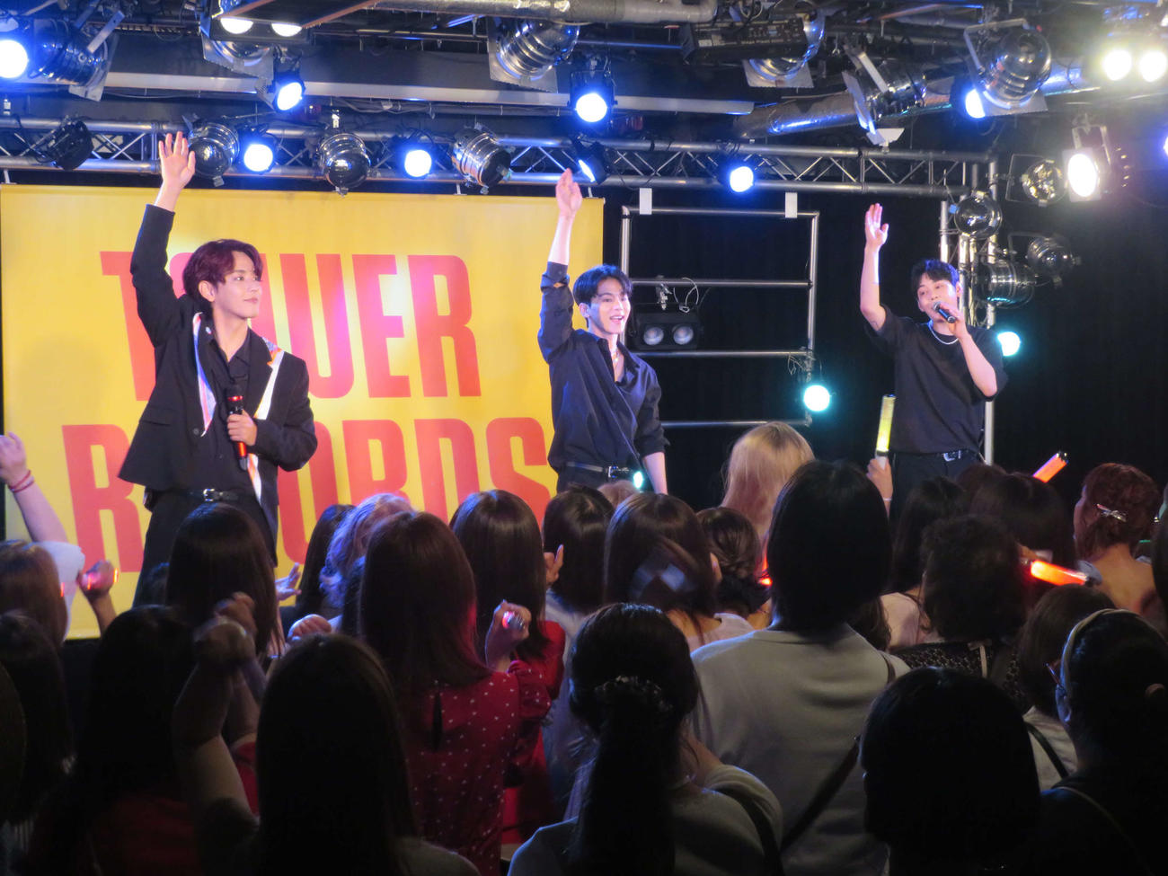 ミニライブを行ったMYNAME（撮影・川田和博）