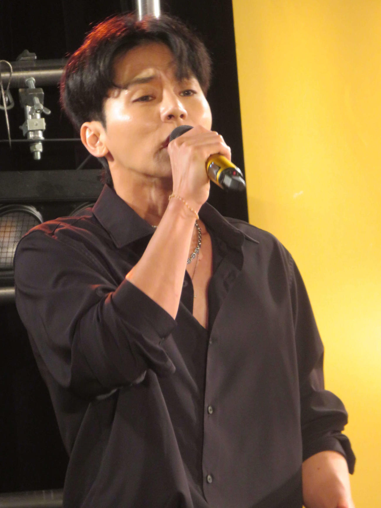 ミニライブで歌うMYNAMEインス（撮影・川田和博）