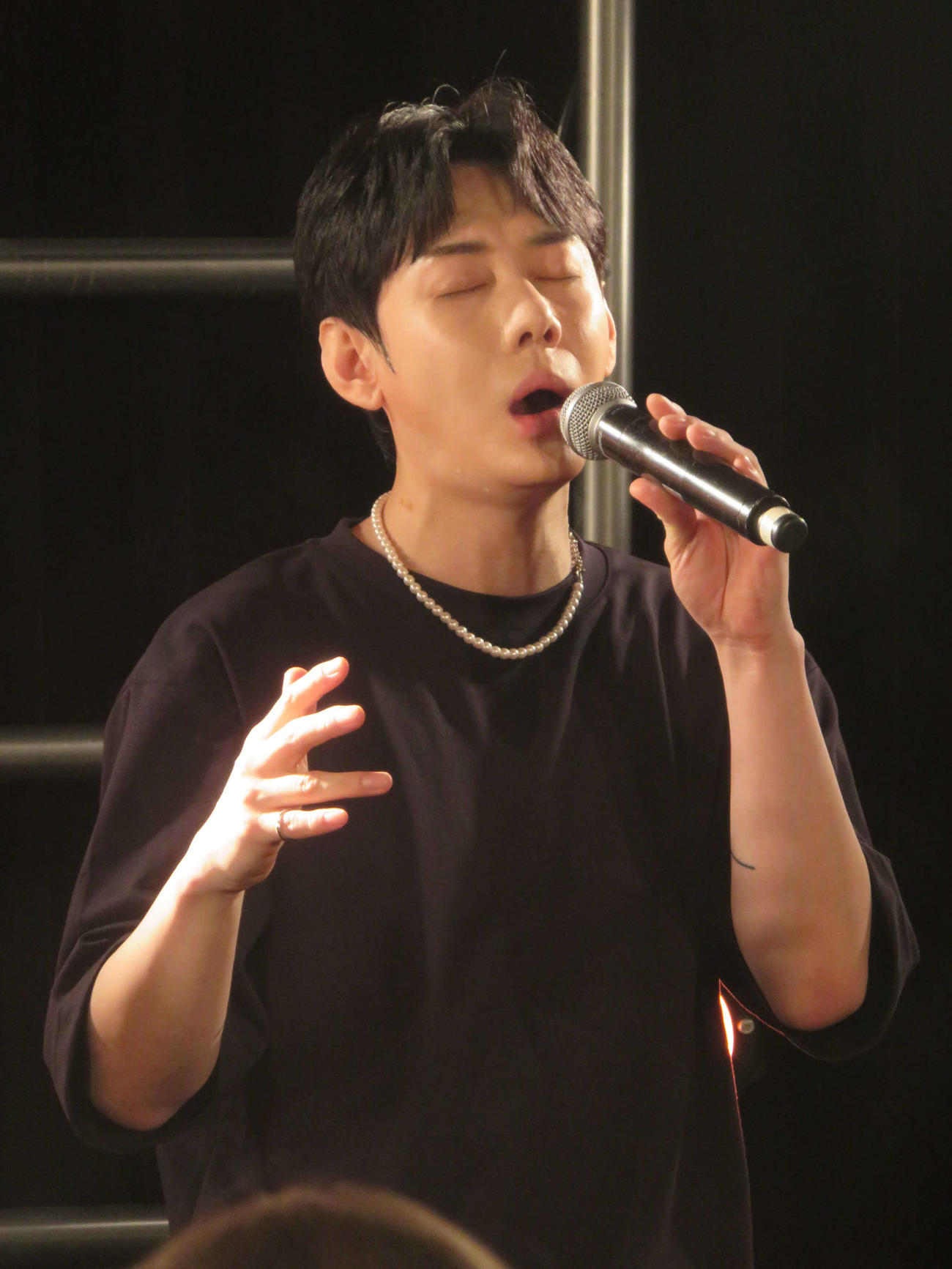 ミニライブで歌うMYNAMEコヌ（撮影・川田和博）