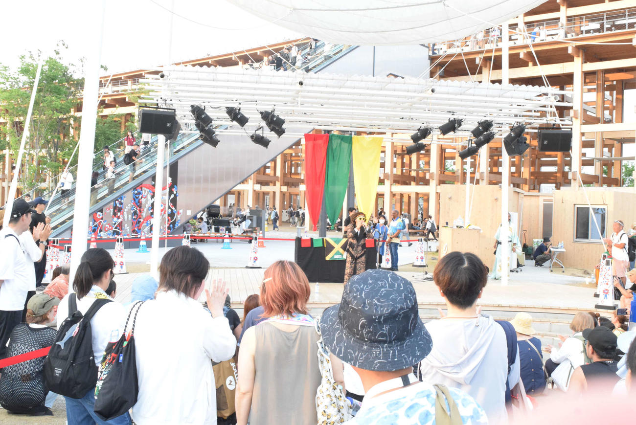 レゲエアーティスト・ジェームス・ボンとして万博イベントに出演した若井ぼん（撮影・阪口孝志）