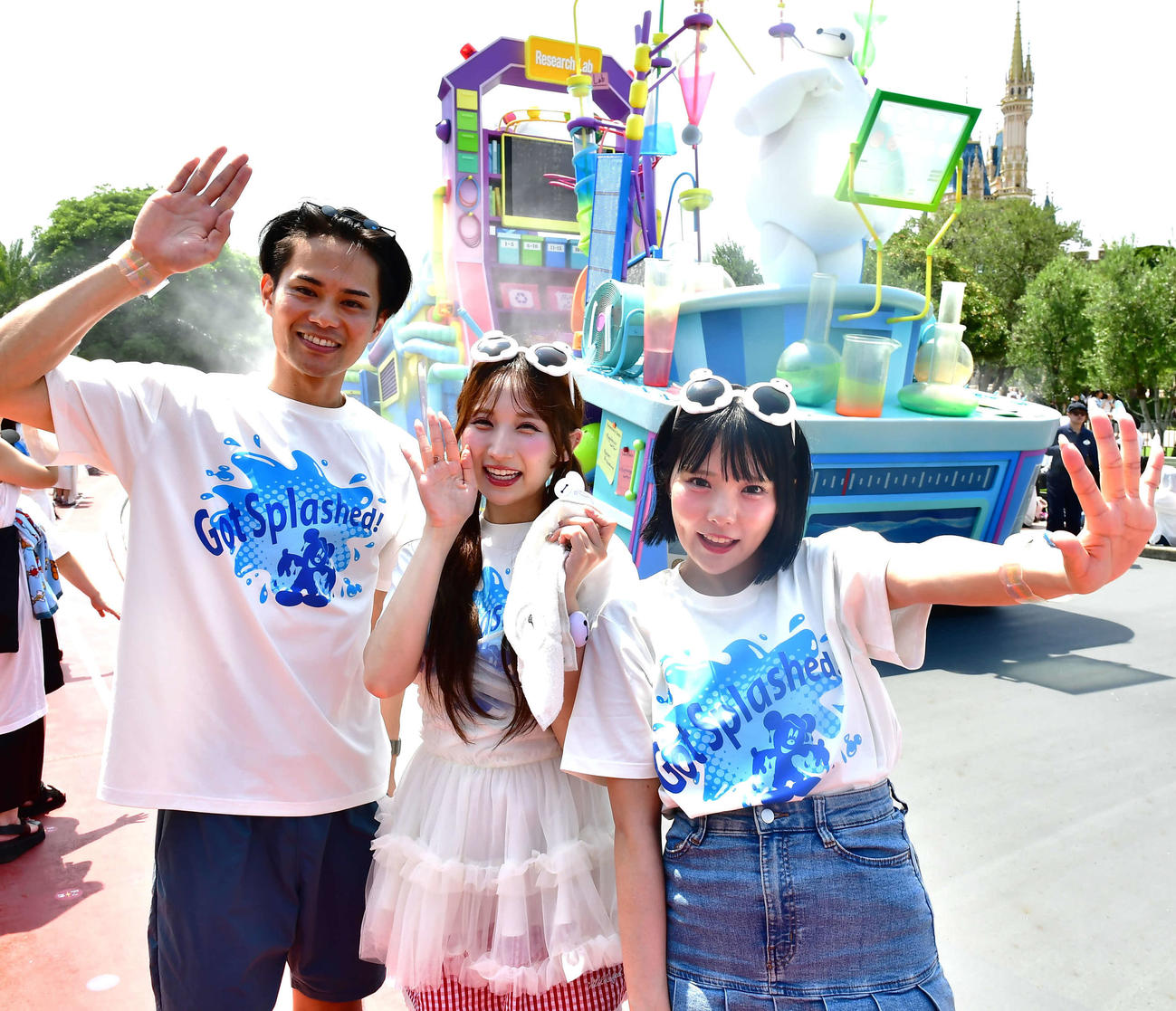 東京ディズニーランドの新パレード「ベイマックスのミッション・クールダウン」を鑑賞した左から近藤雄介、CANDY TUNEの小川奈々子、福山梨乃（撮影・松尾幸之介）