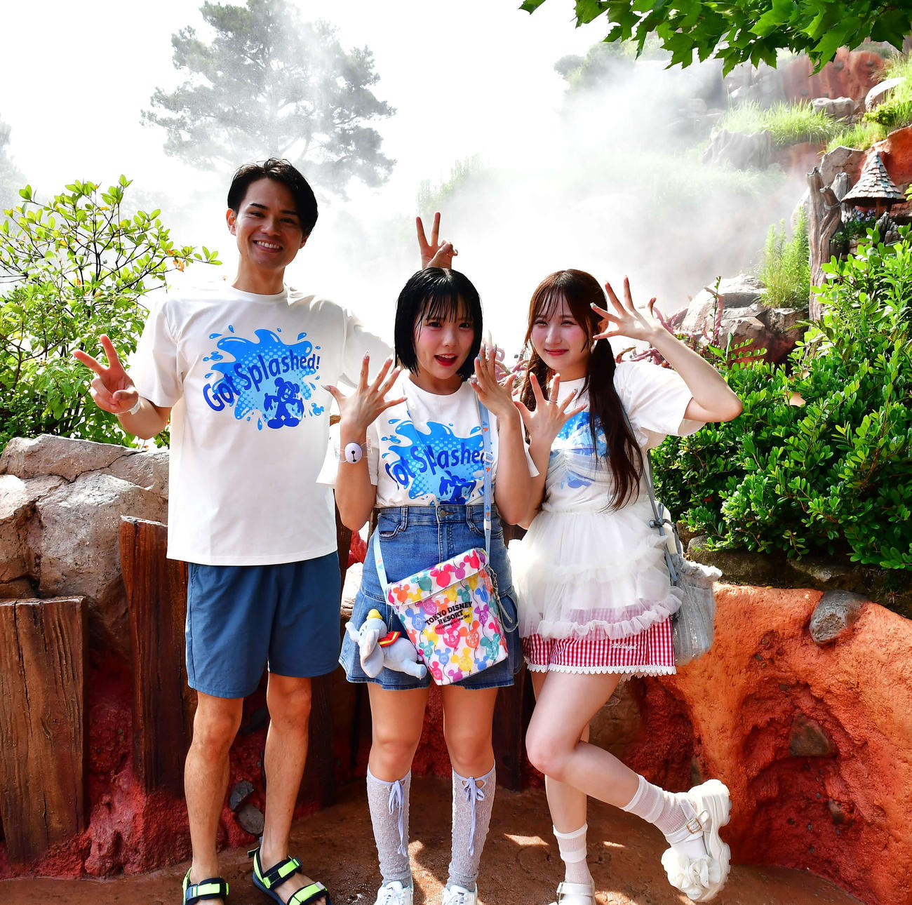 東京ディズニーランドで「スプラッシュ・マウンテン“もっと！びしょ濡れMAX”」を体験した左から近藤雄介、CANDY TUNEの福山梨乃、小川奈々子（撮影・松尾幸之介）
