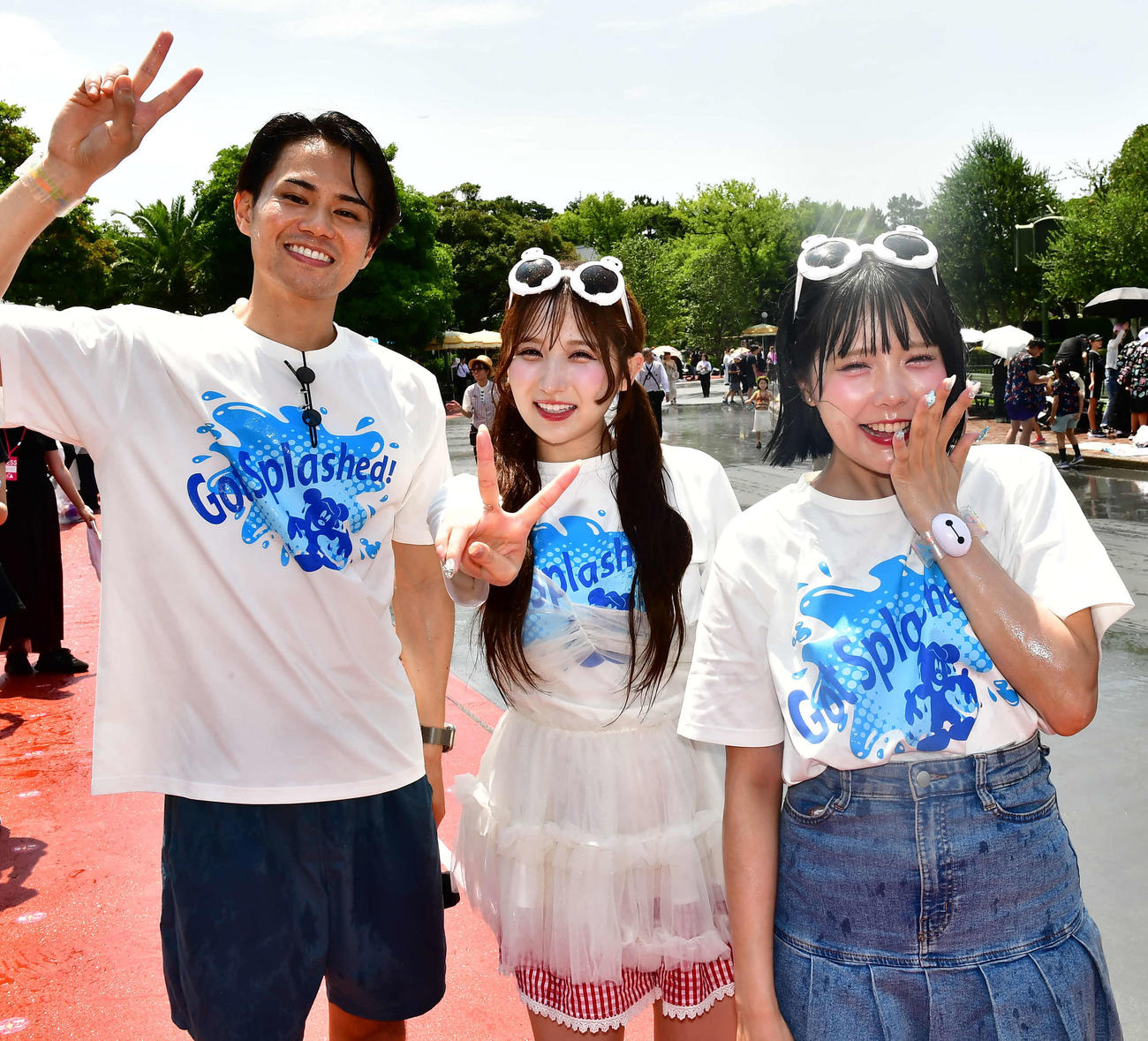 東京ディズニーランドの新パレード「ベイマックスのミッション・クールダウン」を鑑賞し、ずぶ濡れになった左から近藤雄介、CANDY TUNEの小川奈々子、福山梨乃（撮影・松尾幸之介）